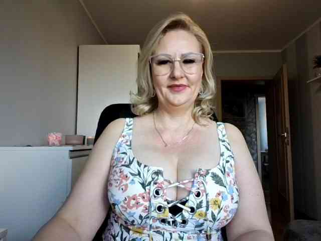 EmillyLove Live Webcam on BongaCams