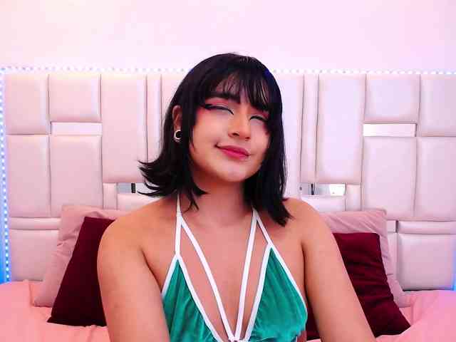 Laila-Stewart webcam
