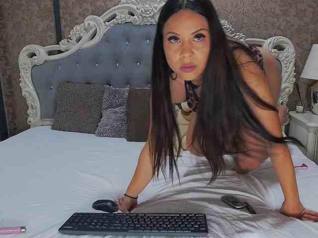 EllaRaven webcam