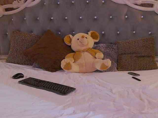 EllaRaven webcam