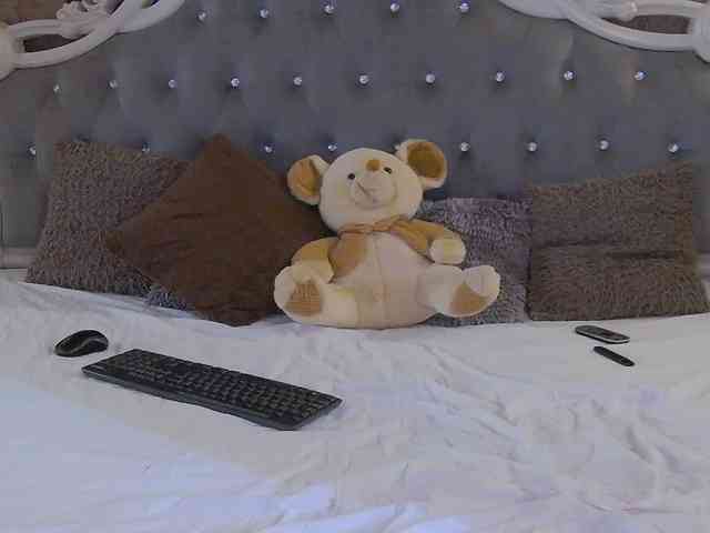 EllaRaven webcam