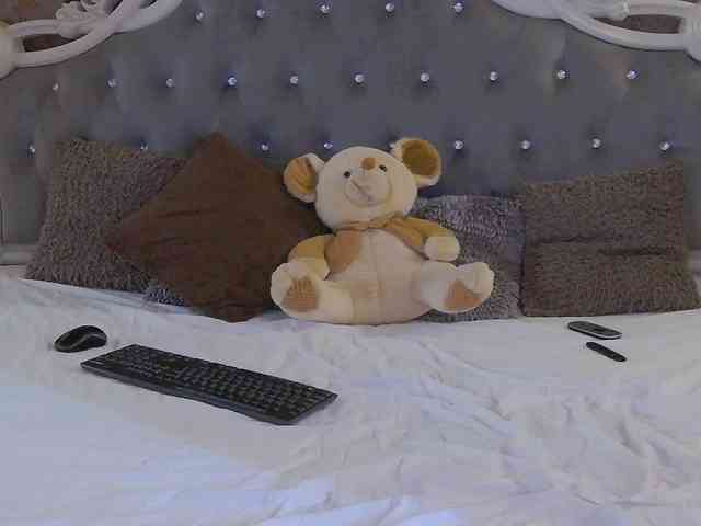 EllaRaven webcam