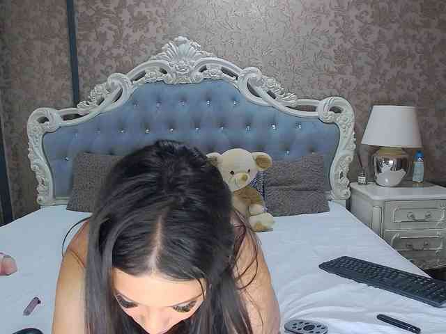 EllaRaven webcam