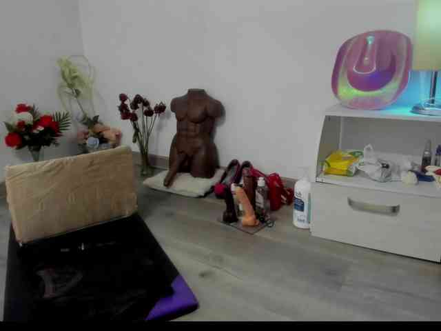 SheraMilf webcam