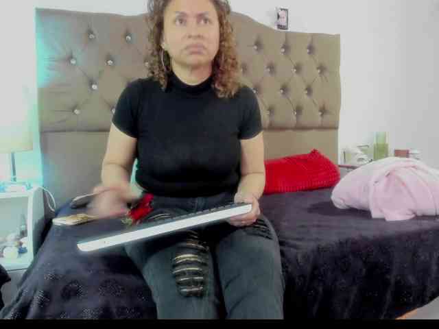 SheraMilf webcam