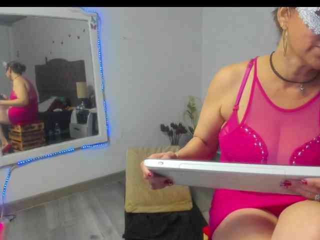 SheraMilf webcam