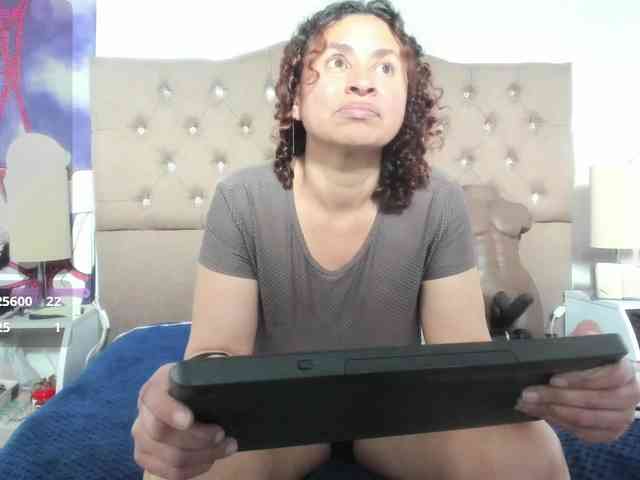 SheraMilf webcam