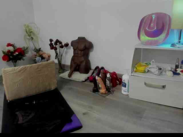 SheraMilf webcam
