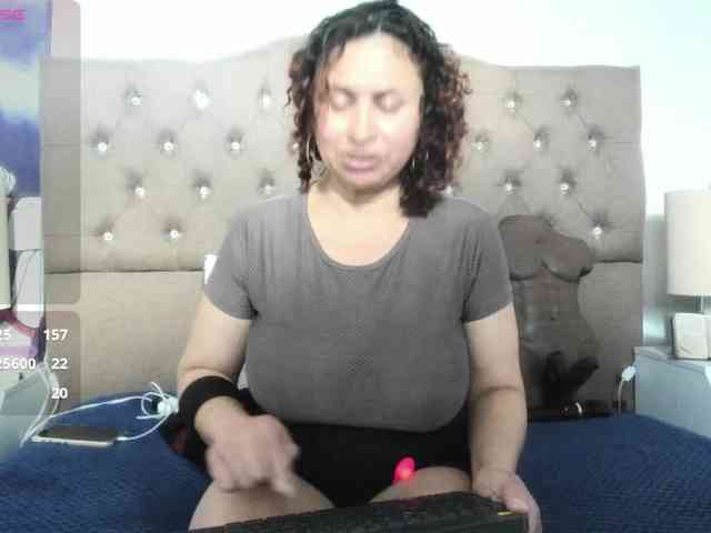 SheraMilf webcam