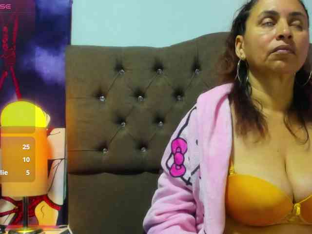 SheraMilf webcam