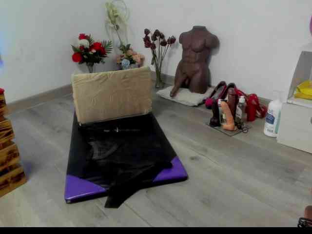 SheraMilf webcam