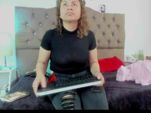 SheraMilf webcam