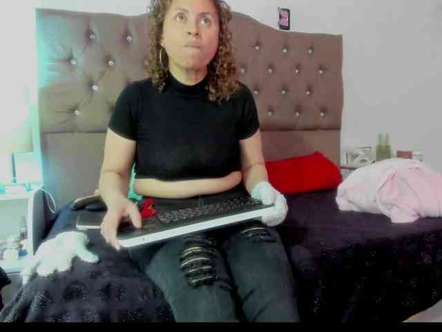 SheraMilf webcam