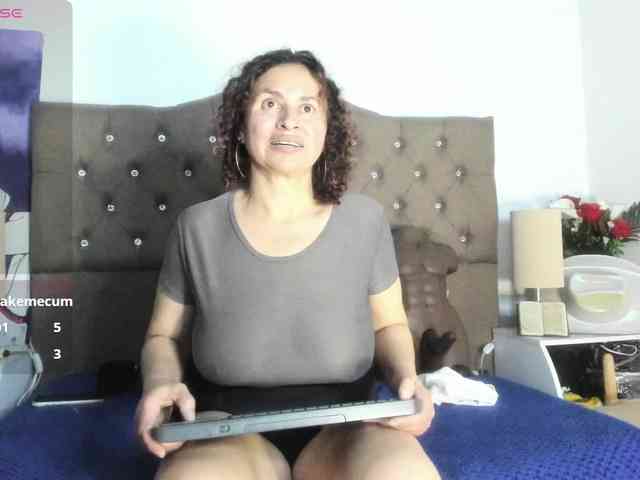 SheraMilf webcam
