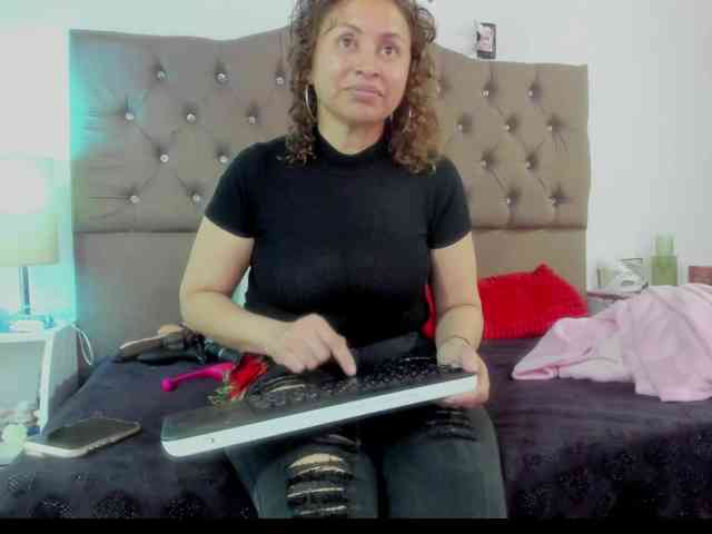 SheraMilf webcam