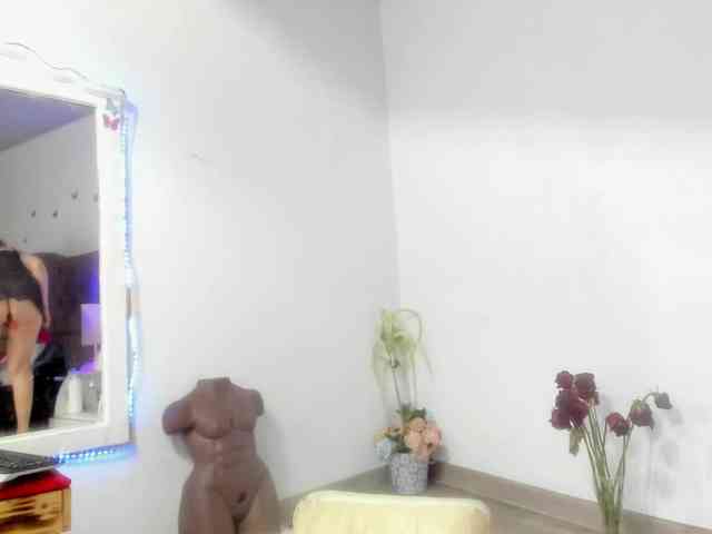 SheraMilf webcam