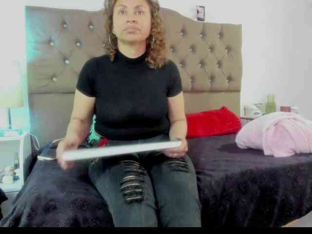 SheraMilf webcam