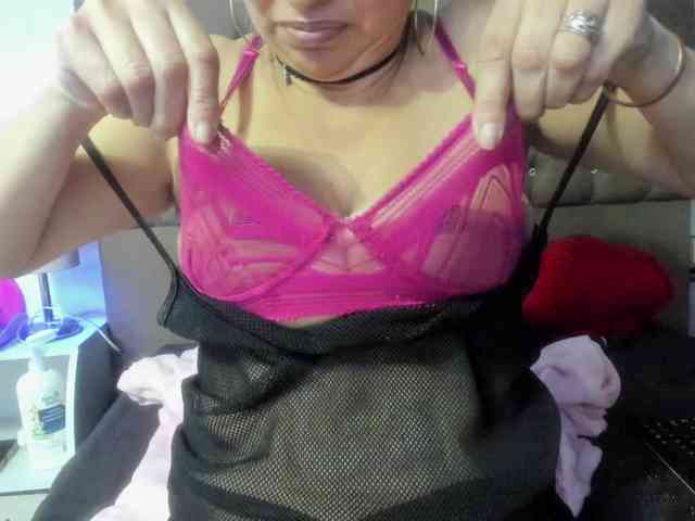 SheraMilf webcam