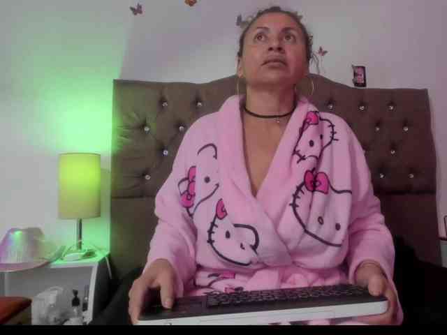 SheraMilf webcam