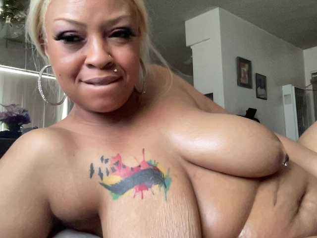 CocaNutt's BongaCams show and profile