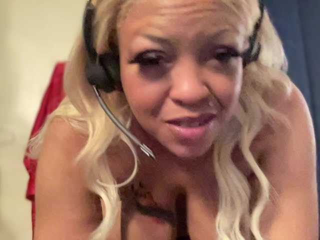 CocaNutt's BongaCams show and profile