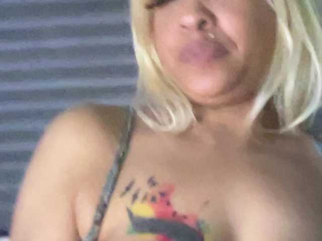 CocaNutt's BongaCams show and profile