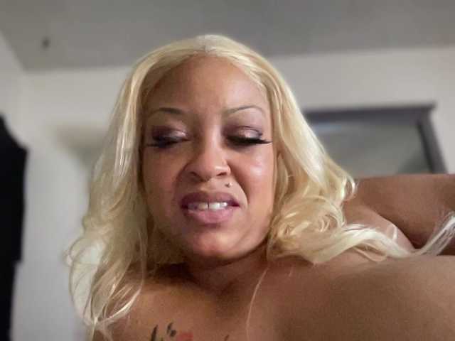 CocaNutt's BongaCams show and profile