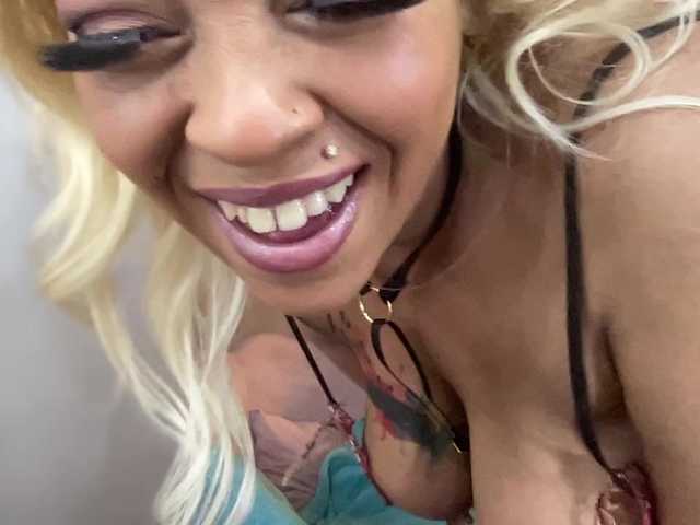 CocaNutt's BongaCams show and profile