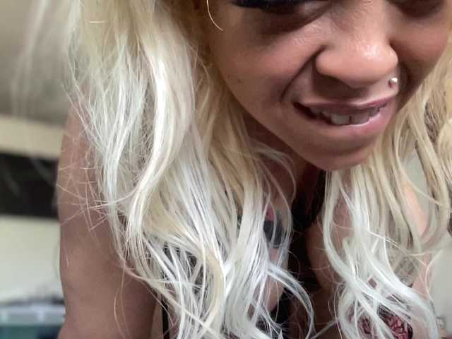 CocaNutt's BongaCams show and profile