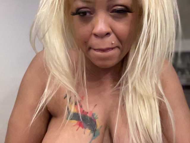 CocaNutt's BongaCams show and profile