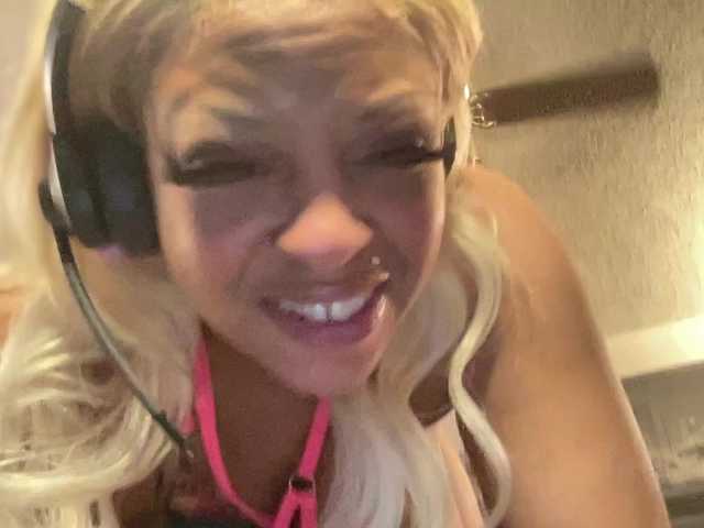 CocaNutt's BongaCams show and profile