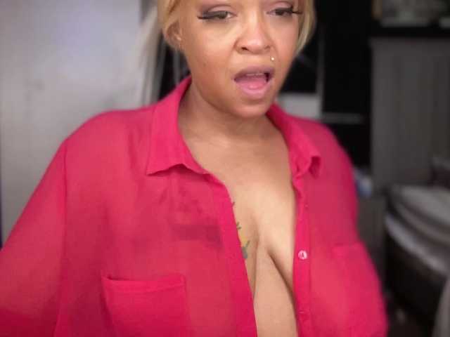 CocaNutt's BongaCams show and profile