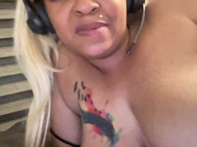 CocaNutt's BongaCams show and profile