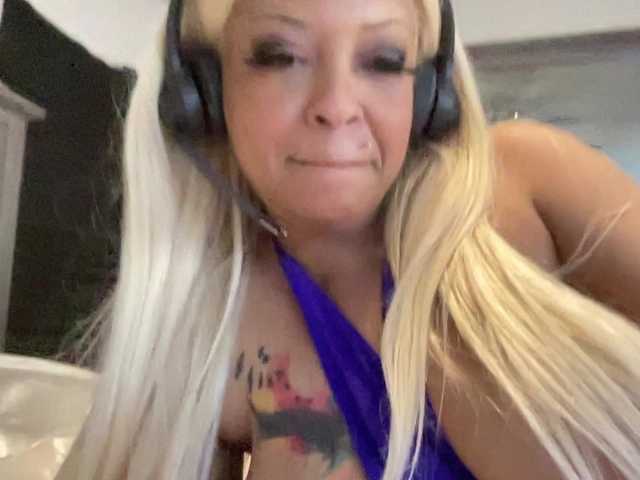 CocaNutt's BongaCams show and profile