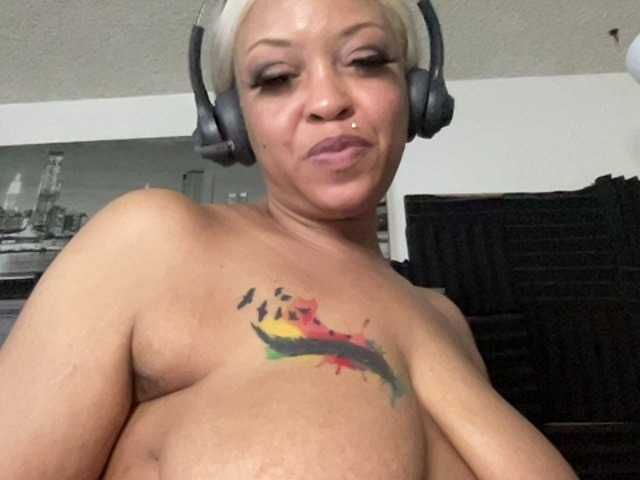 CocaNutt's BongaCams show and profile