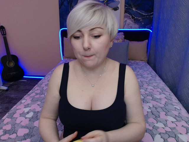 Blond-Pearl's BongaCams show and profile