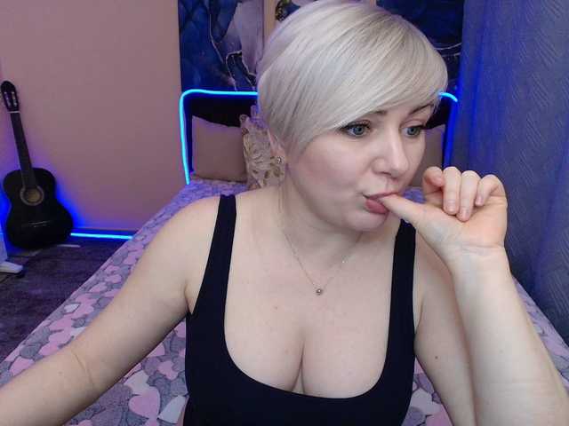 Blond-Pearl's BongaCams show and profile