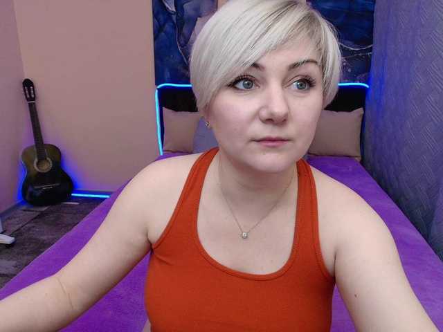 Blond-Pearl's BongaCams show and profile