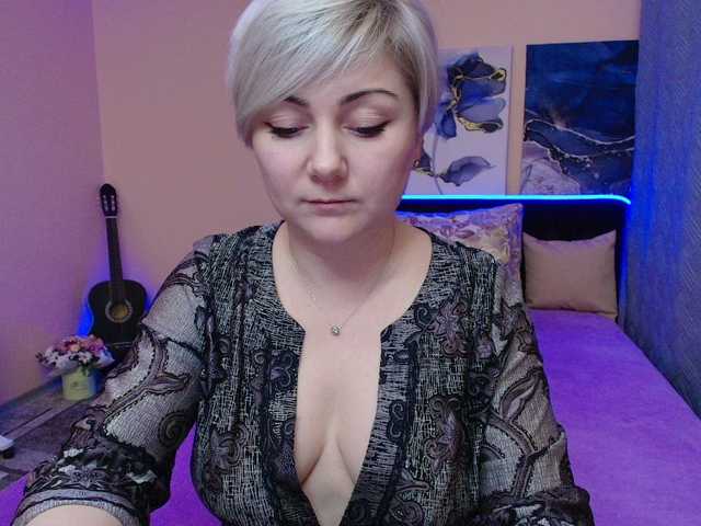 Blond-Pearl's BongaCams show and profile