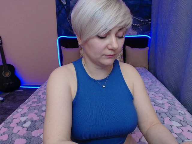 Blond-Pearl's BongaCams show and profile