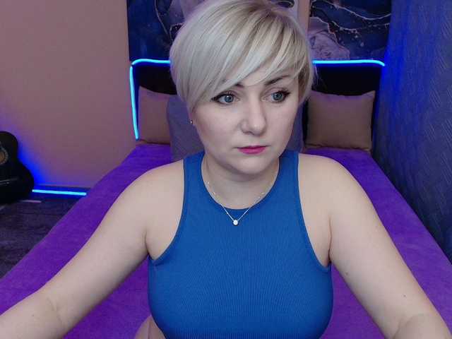 Blond-Pearl's BongaCams show and profile
