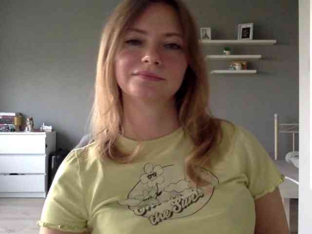 kissMillie webcam