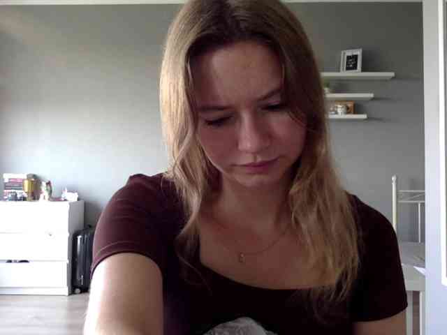 kissMillie webcam