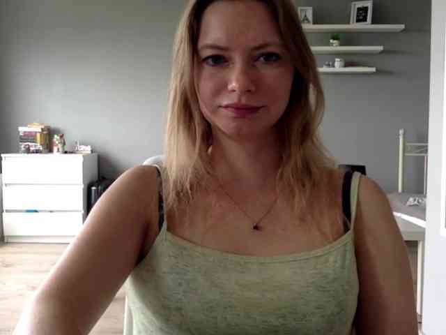 kissMillie webcam