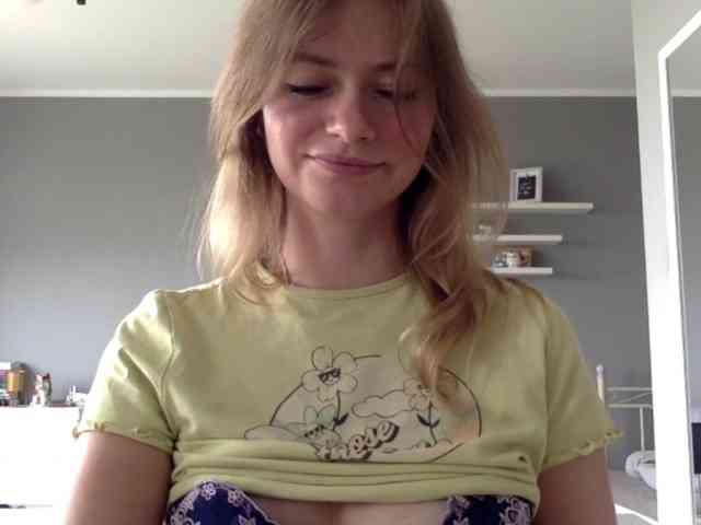 kissMillie webcam