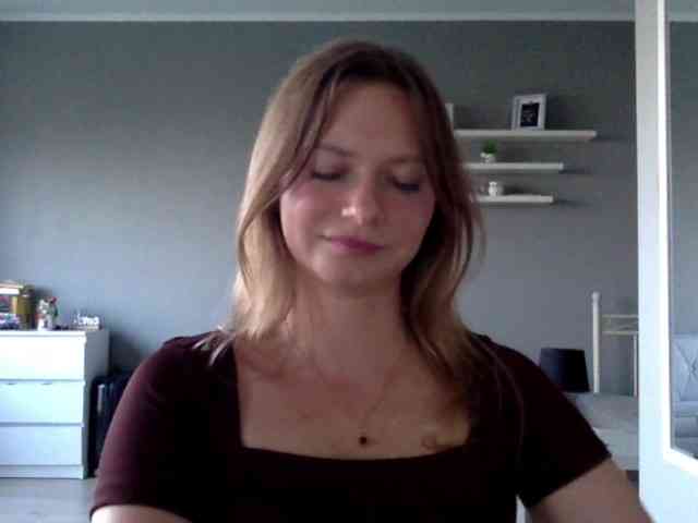 kissMillie webcam