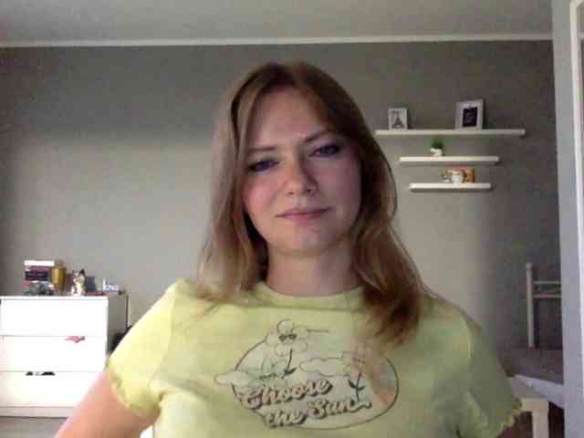 kissMillie webcam