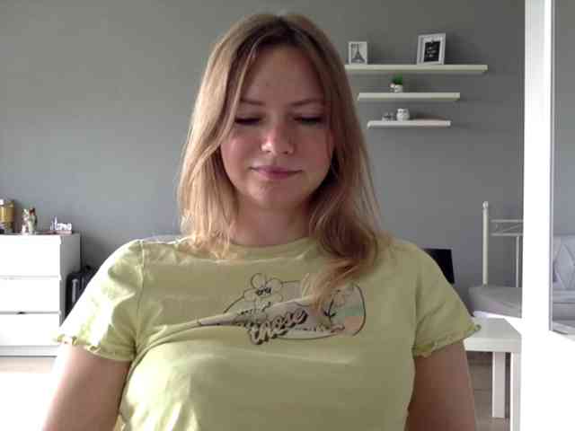 kissMillie webcam