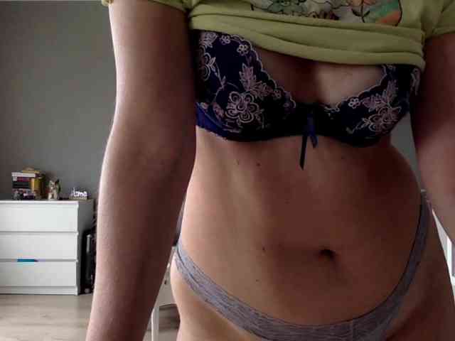 kissMillie webcam