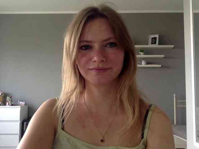 kissMillie webcam